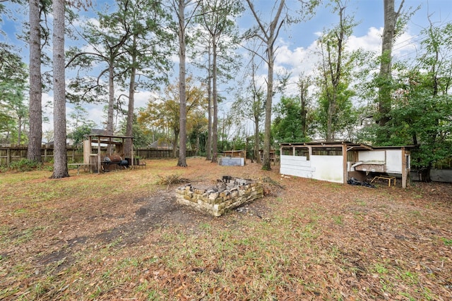 view of yard featuring an outbuilding