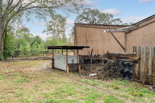 view of yard with an outdoor structure