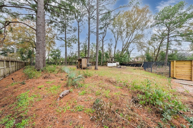 view of yard featuring an outbuilding