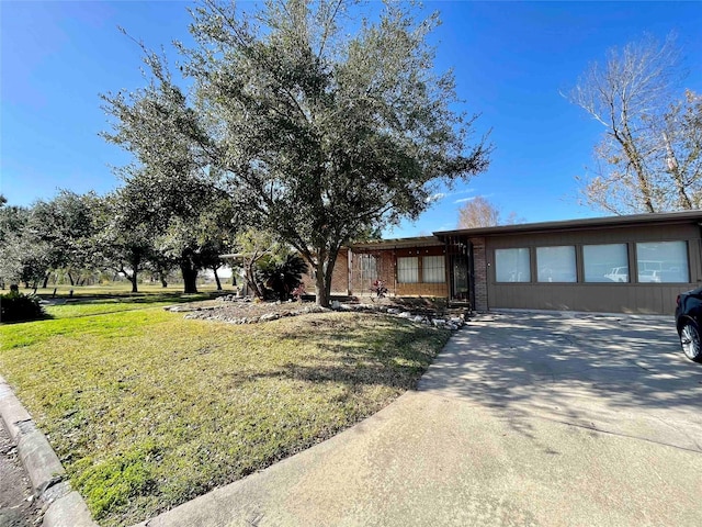 single story home featuring a front lawn