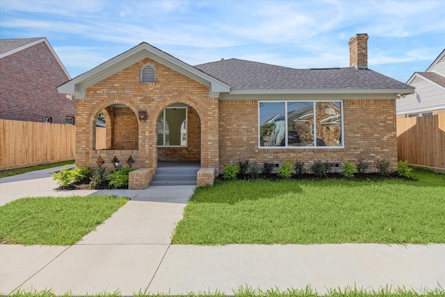 view of front facade featuring covered porch and a front lawn