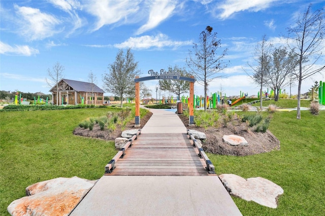 view of property's community featuring a lawn