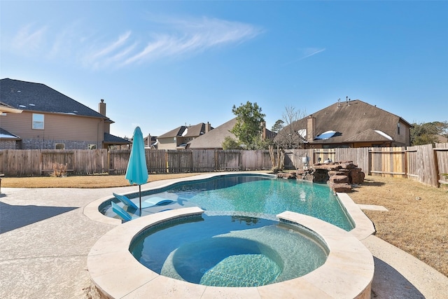 view of pool featuring an in ground hot tub