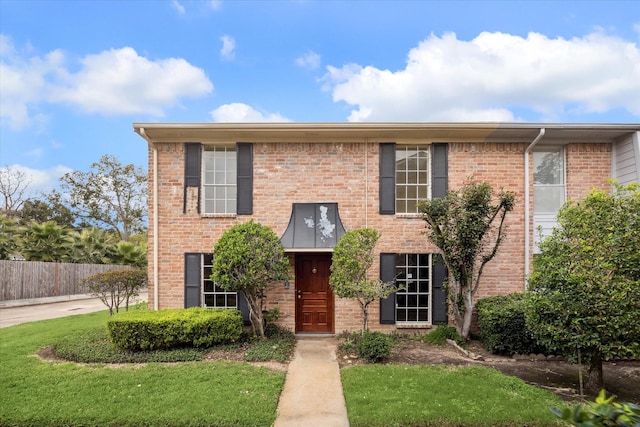 view of front of house featuring a front lawn