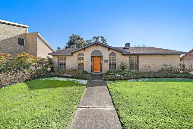 view of front of property featuring a front yard