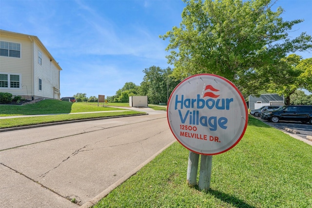 community / neighborhood sign featuring a yard