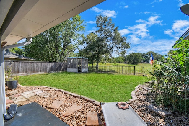 view of yard with an outbuilding