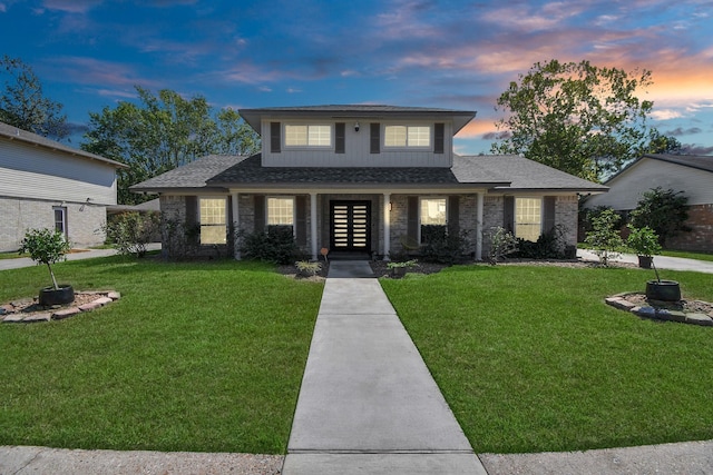 view of front of property featuring a yard