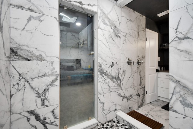 bathroom featuring tiled shower