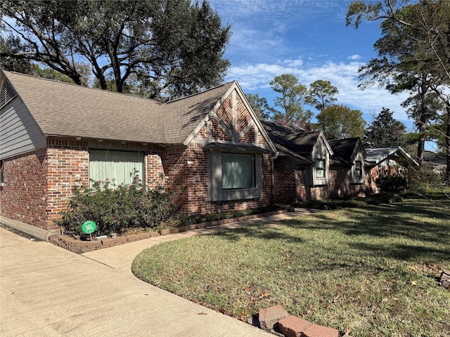 view of front of property featuring a front lawn