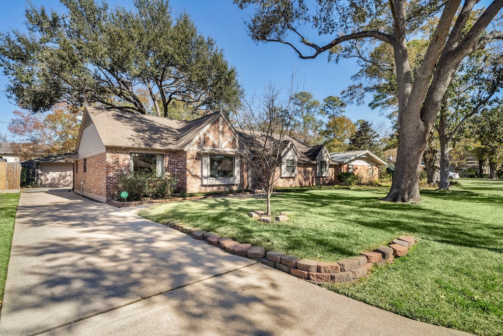 view of front of property featuring a garage and a front yard