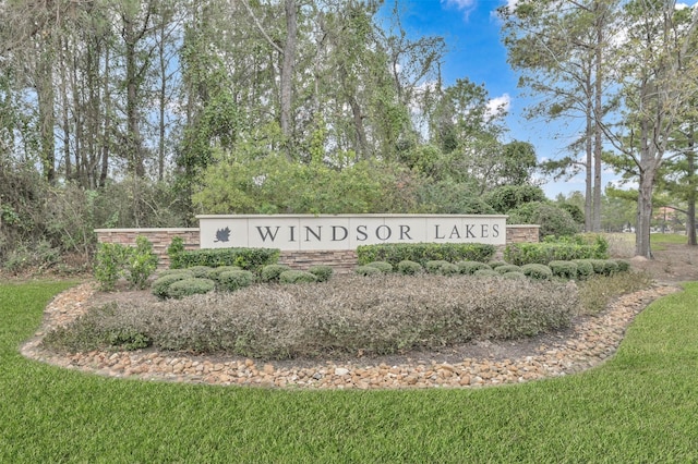 community sign featuring a yard