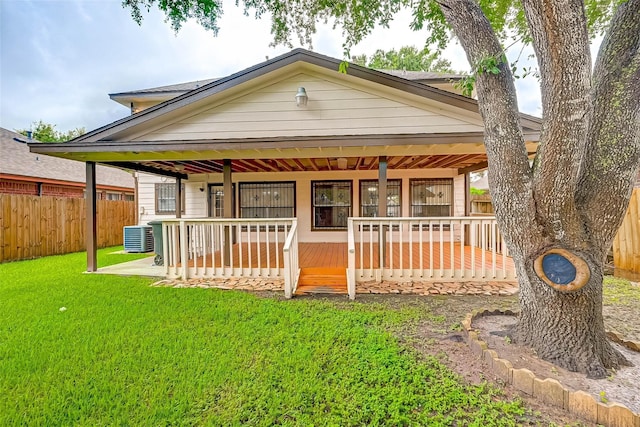 view of front of house featuring cooling unit and a front yard