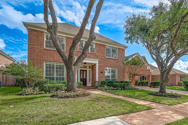 view of front of home featuring a front lawn