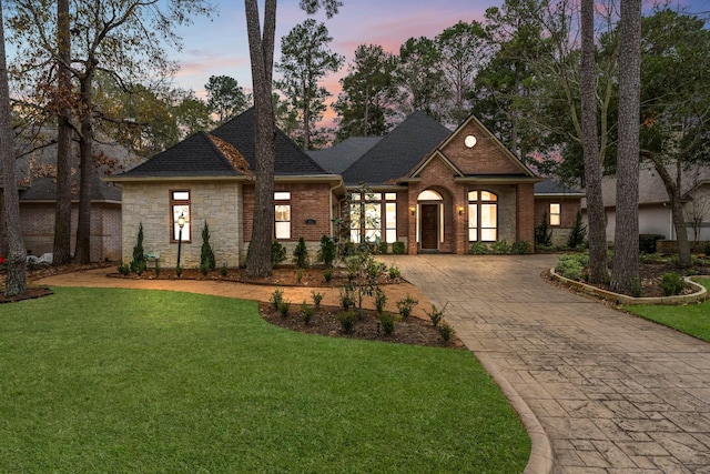 view of front facade featuring a yard