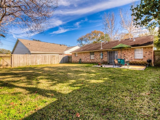 view of yard featuring a patio