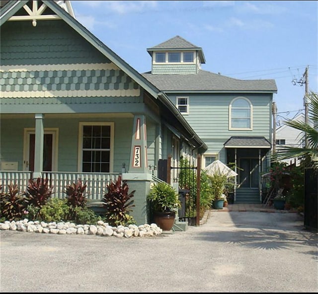 view of front of property featuring covered porch