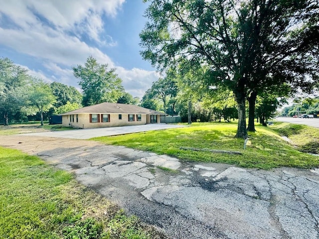 view of front of home featuring a front yard