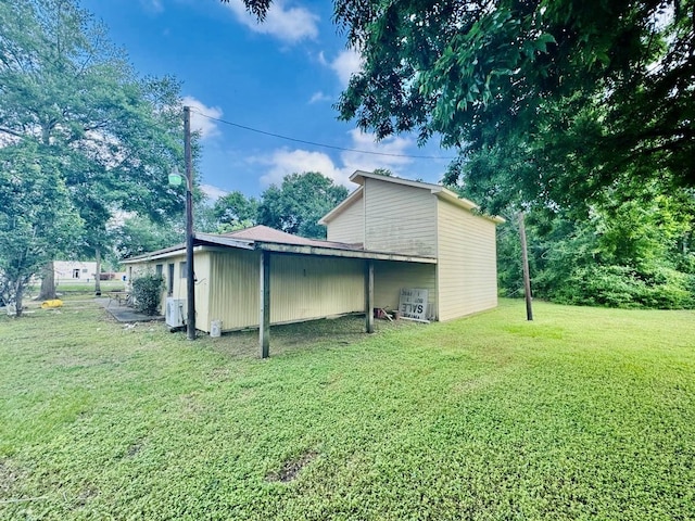 view of side of property featuring a lawn