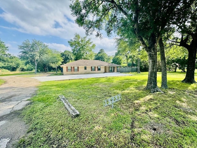 single story home with a front lawn