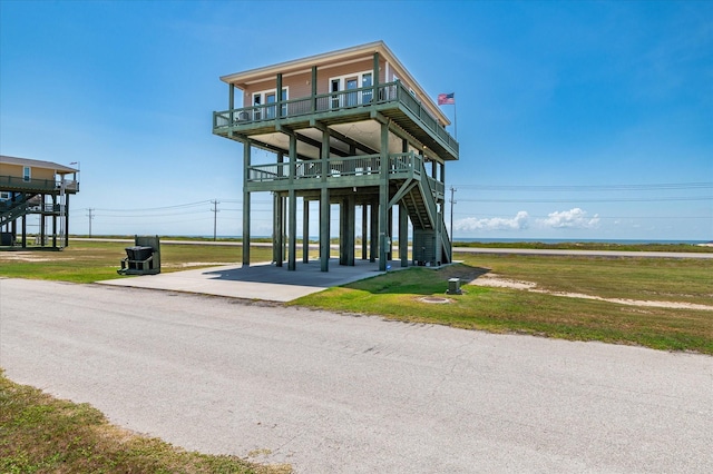 view of front of property featuring a front yard