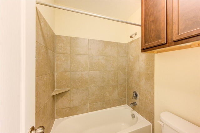 bathroom with tiled shower / bath and toilet