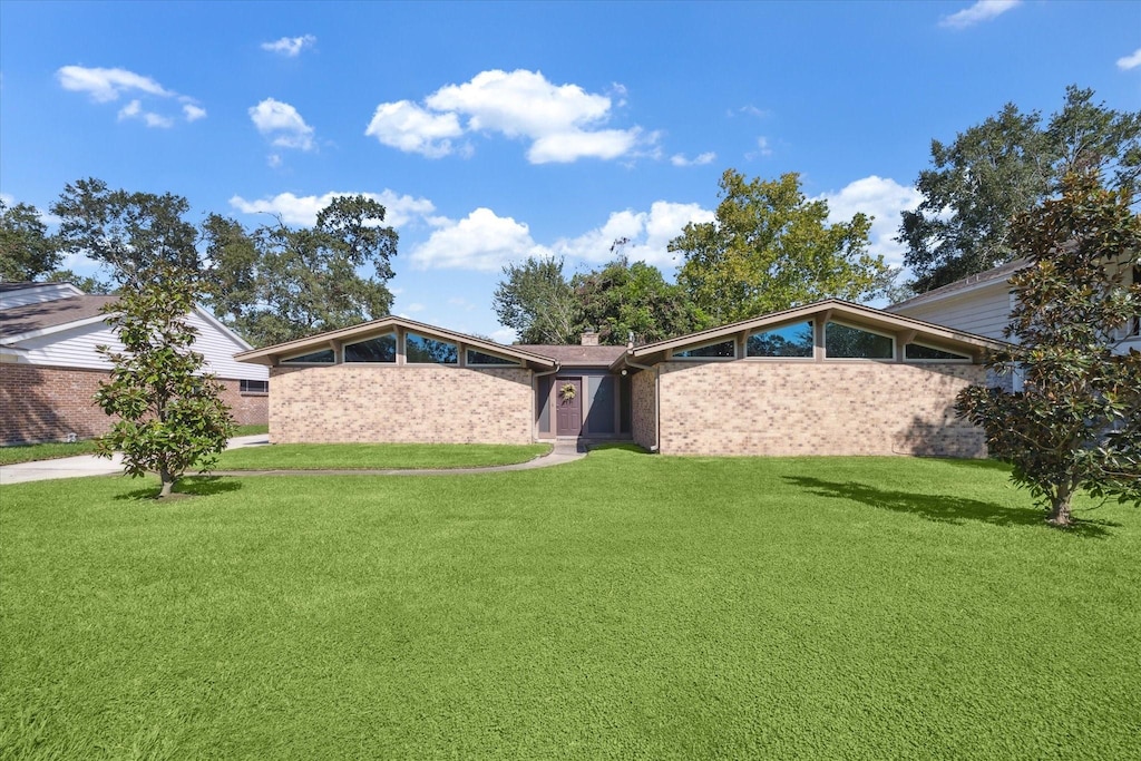 view of front of property with a front lawn