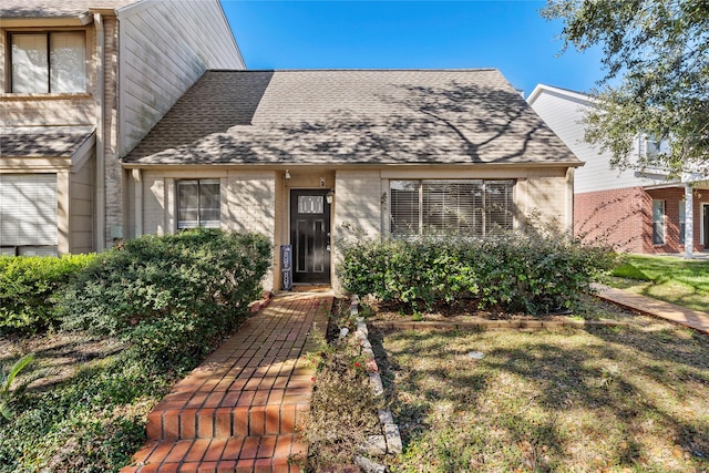 view of front of home featuring a front lawn