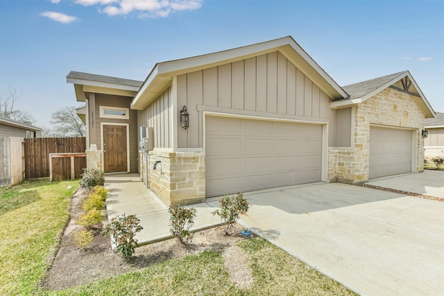 view of front of house featuring a garage and a front yard