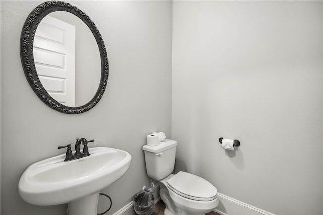 bathroom featuring toilet and sink