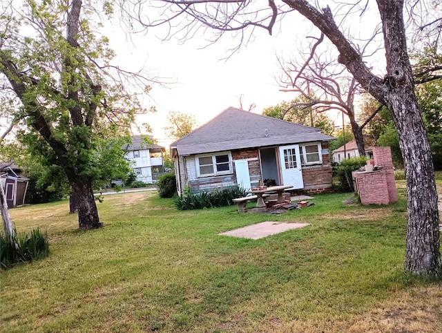 view of front facade featuring a front lawn