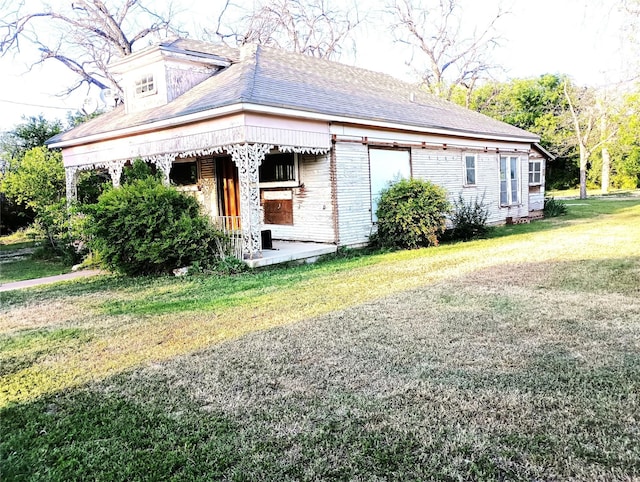 view of side of property featuring a yard