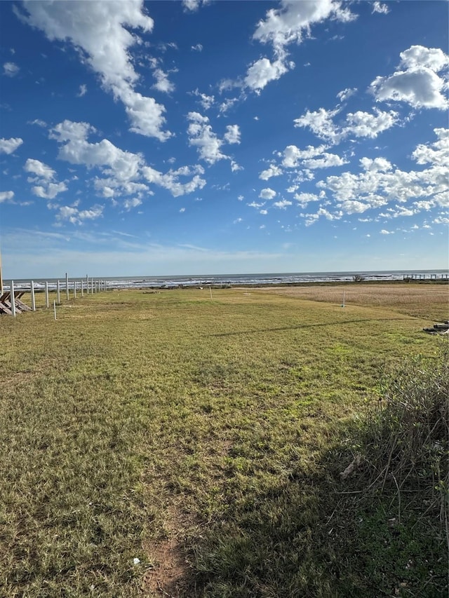 view of yard featuring a rural view