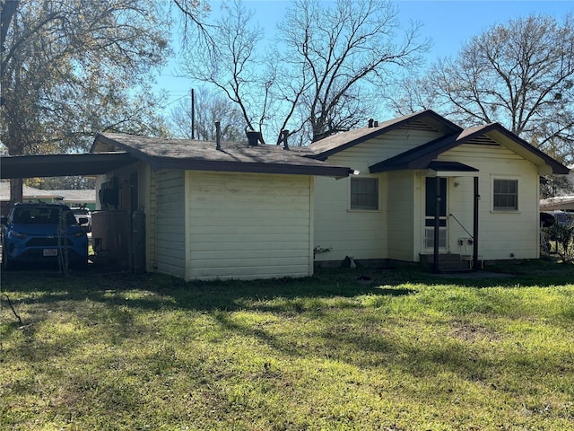 view of front of house featuring a carport and a front lawn