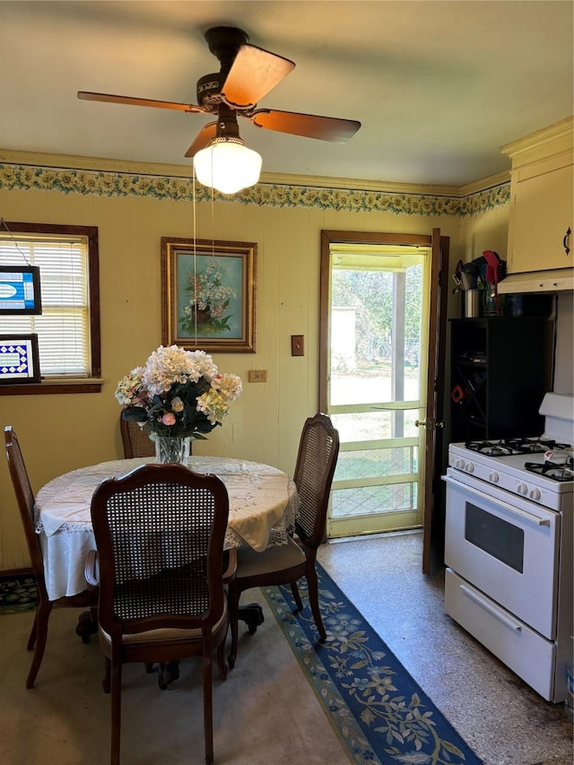 dining space with ceiling fan