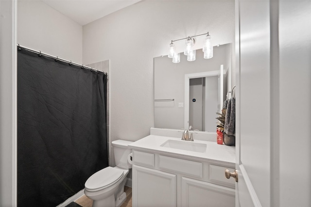 full bath featuring toilet, vanity, and a shower with curtain