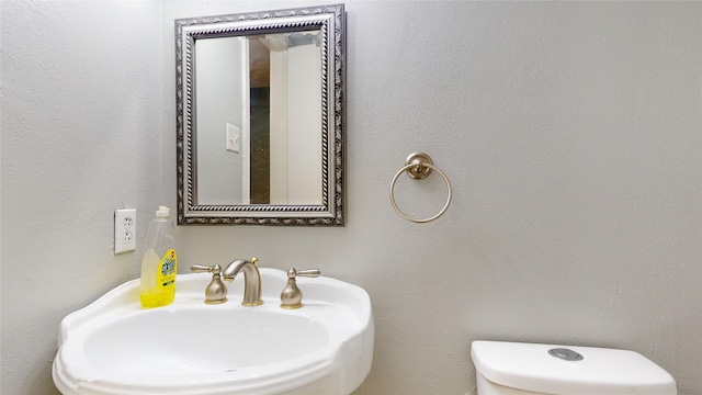 bathroom featuring a sink and toilet