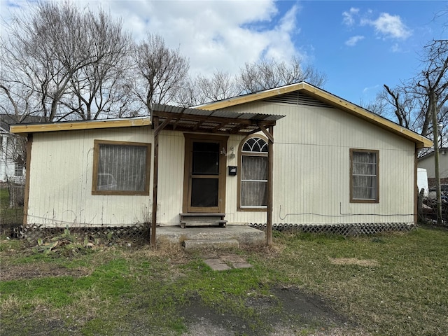 view of front of property featuring a front yard