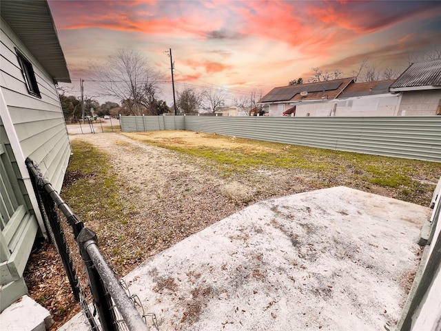 view of yard at dusk