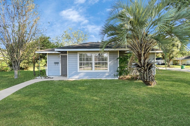 single story home with a front lawn