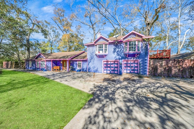 view of front of house featuring a front yard