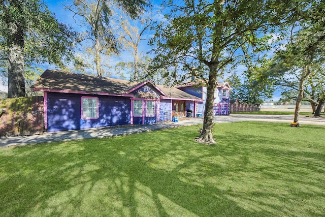 ranch-style house featuring a front lawn