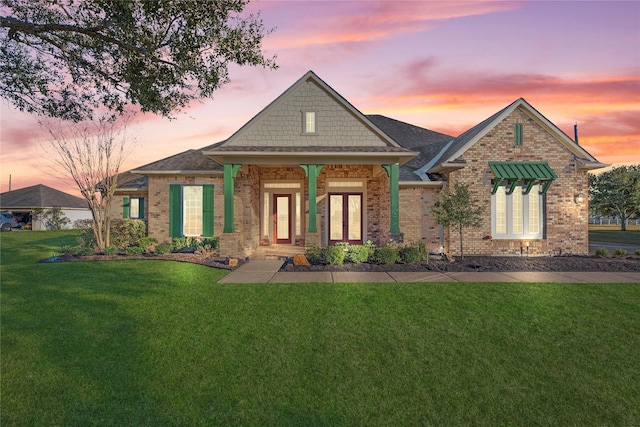 view of front of home featuring a lawn