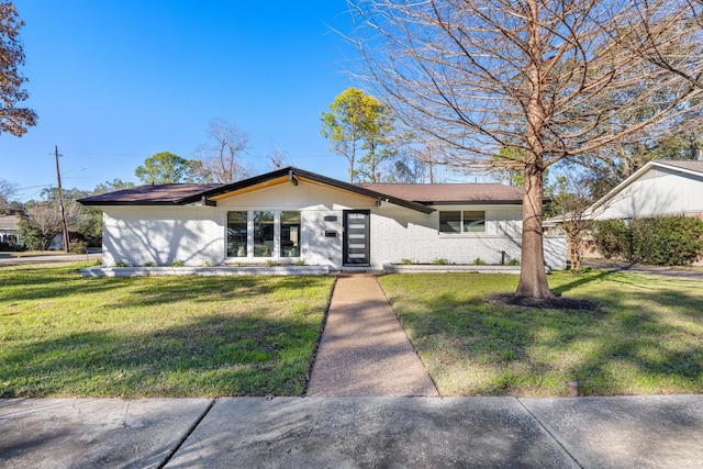 ranch-style home featuring a front lawn