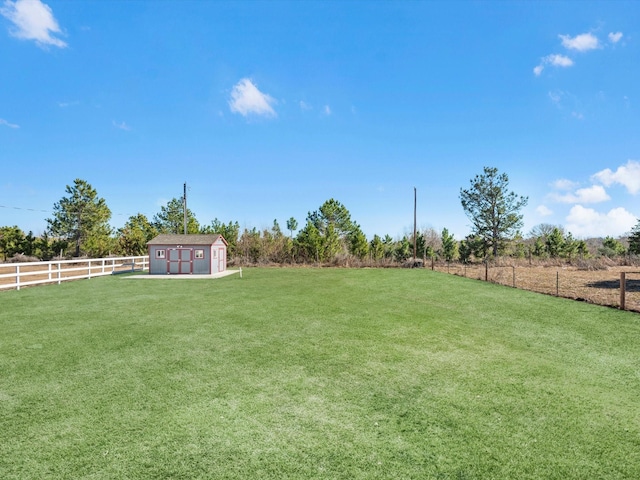 view of yard featuring a shed and a rural view