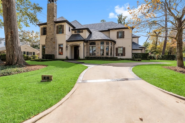 view of front facade featuring a front lawn