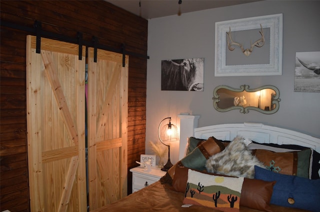 bedroom featuring a barn door