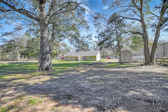 view of yard featuring a storage shed