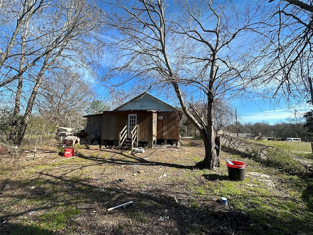 view of yard featuring a storage shed