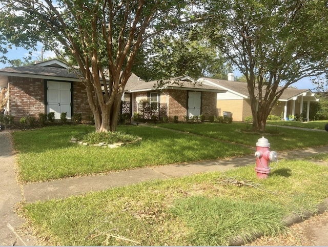 single story home with a front yard